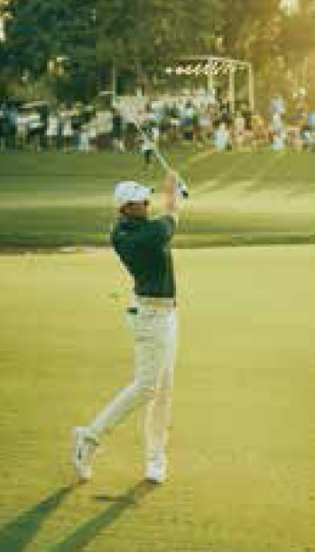 高尔夫球手挥杆