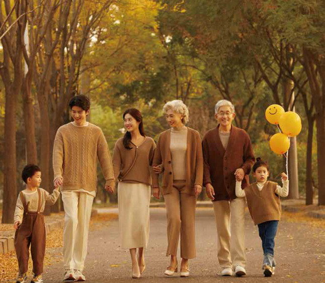 一家三口在秋日树林