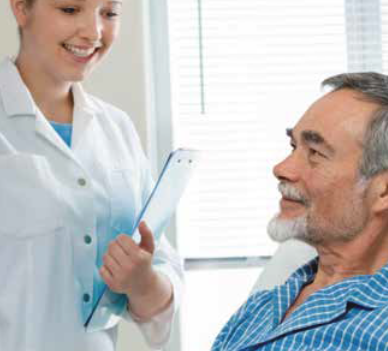 医护人员与老人交流